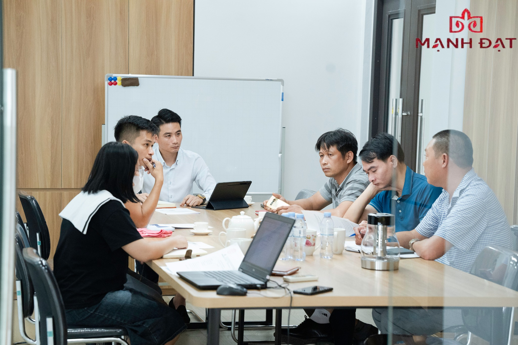 Công tác họp bàn và triển khai giữa các phòng ban ra mắt dòng phân NPK SGX 20-20-15 mới tại công ty Mạnh Đạt